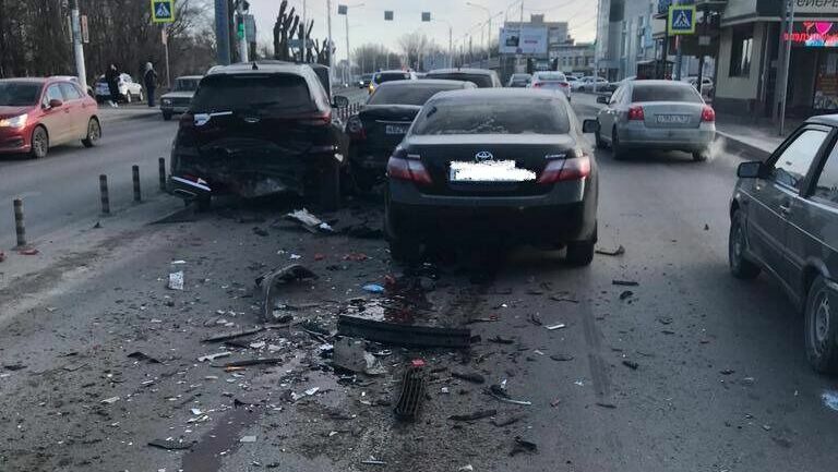 В Новочеркасске пьяный водитель разгромил четыре автомобиля