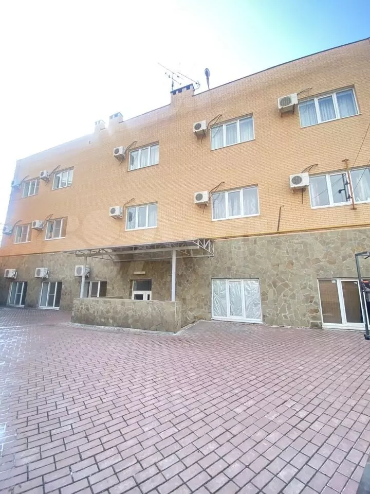 Гостиница за 55 млн рублей  Эта гостиница находится на улице Малиновского и имеет свою парковку. Площадь номеров составляет 25 квадратных метров, они расположены на 2 и 3 этажах.