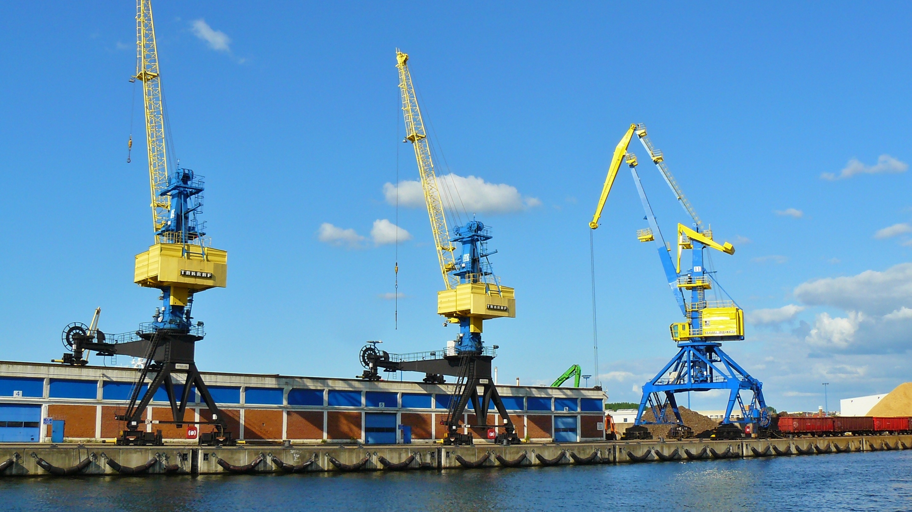 Дело поступило в арбитражный суд на рассмотрение в марте текущего года — ростовская компания потребовала взыскать с порта Мариуполя 5,5 миллиона рублей.