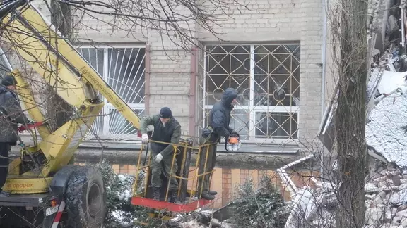 Кирпичи со стройки обрушились на несколько машин в Ростове-на-Дону