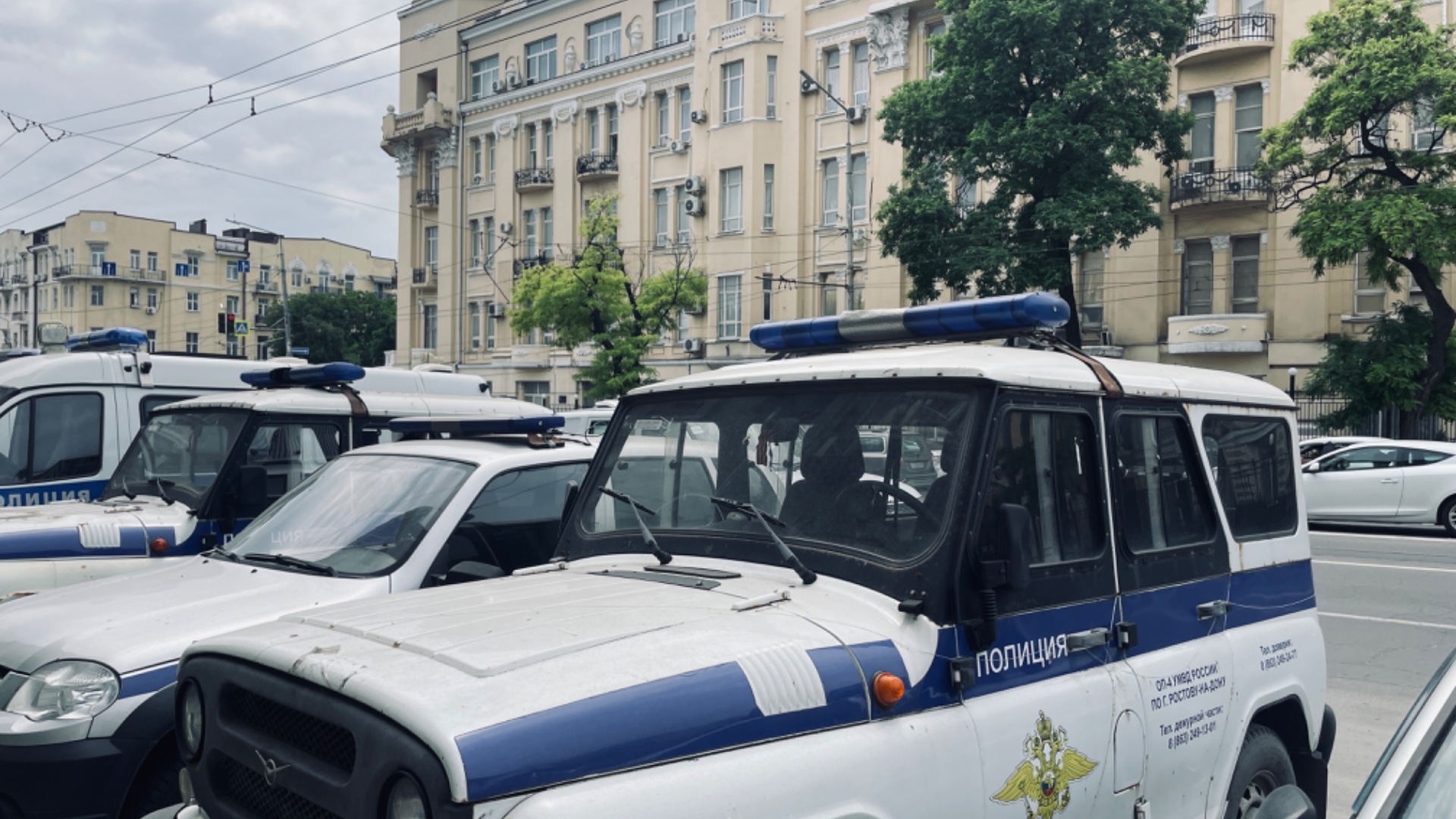 Полиция в Ростове заблокировала машину с мужчинами в камуфляже на Большой Садовой