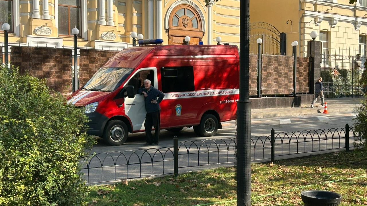 Фоторепортаж: что сейчас происходит на месте падения БПЛА в центре Ростова