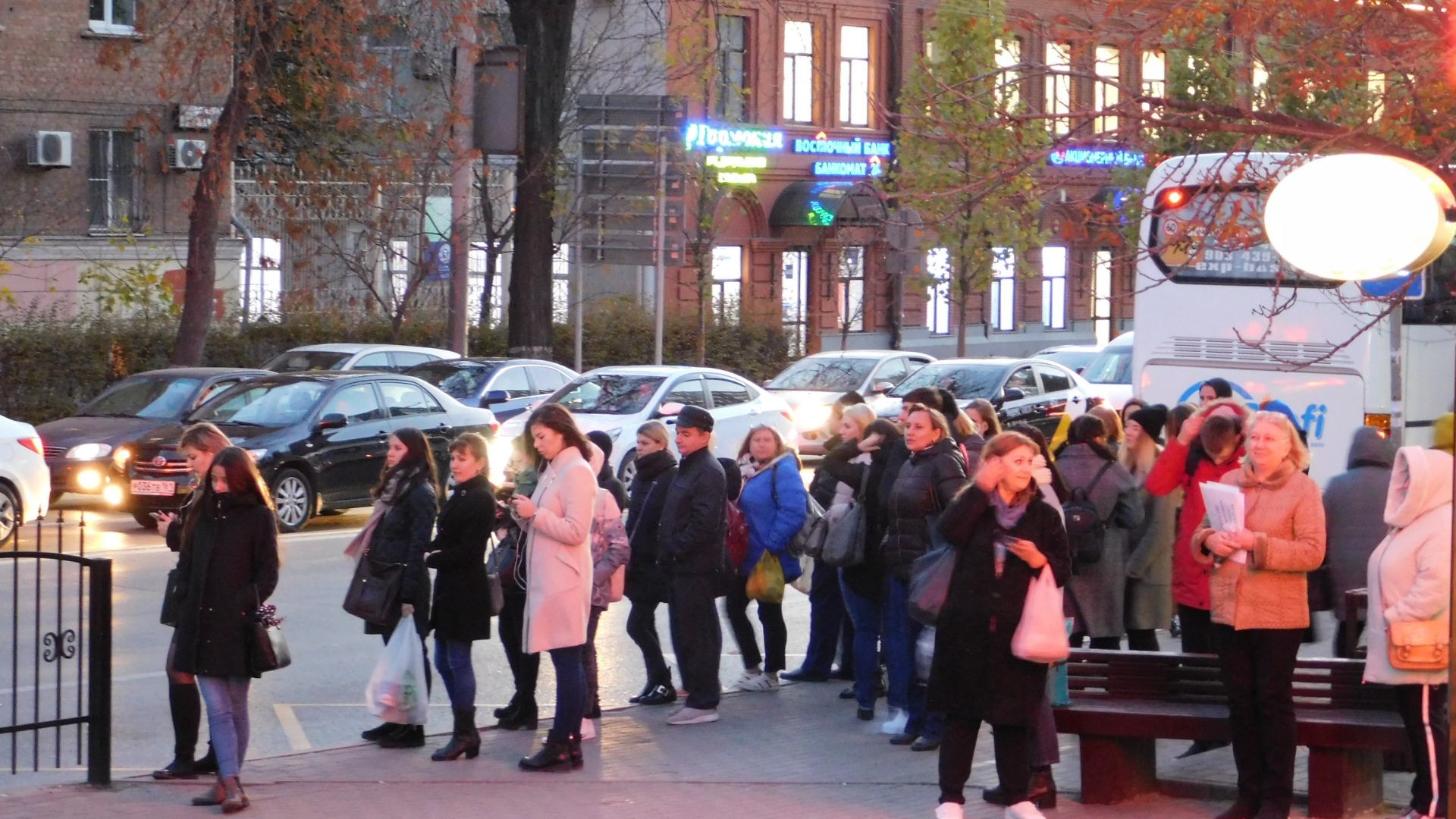 «Где транспорт?»: сотни ростовчан застряли в очереди на автобусы на Центральном рынке