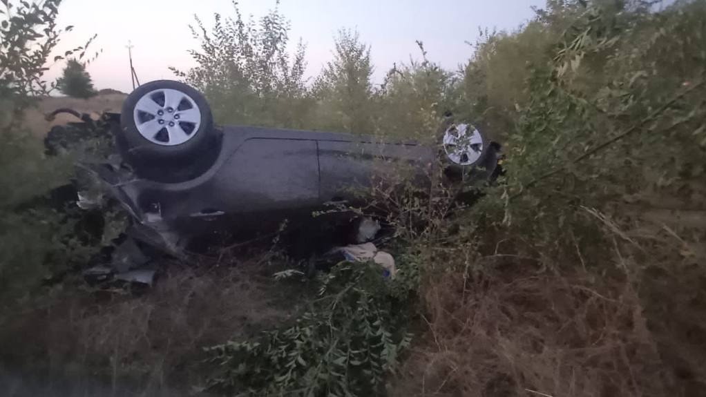 Ребенок погиб в ДТП с перевернутым автомобилем в Ростовской области