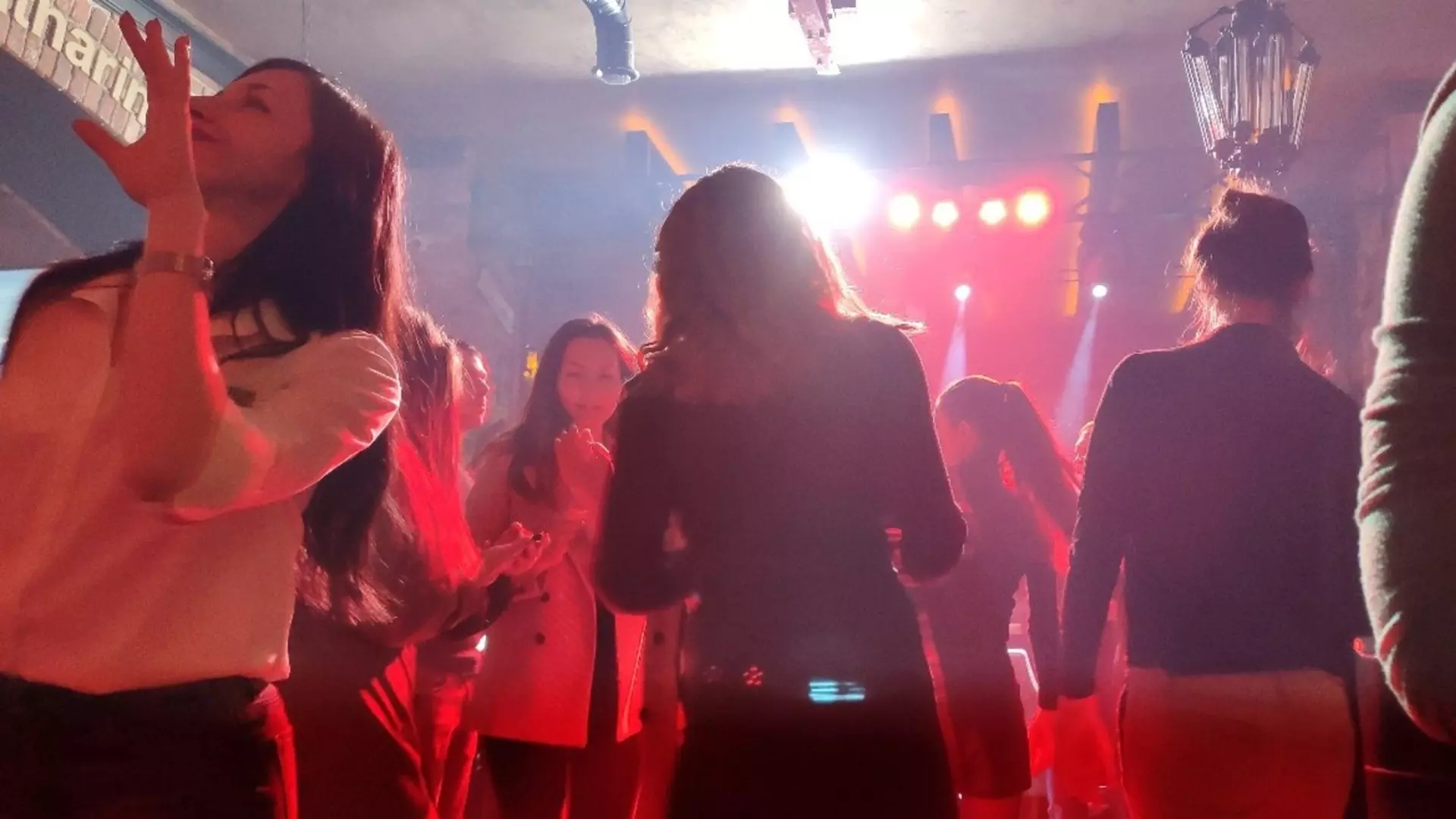 Пожар вспыхнул в ночном клубе «Мед» в Ростове во время концерта рэпера