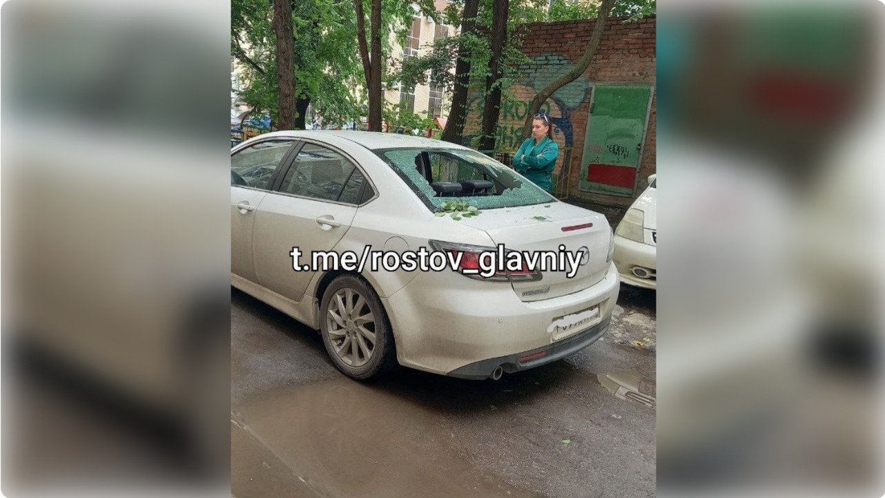 Машину повредило во время взрыва в Ростове-на-Дону днем 2 июня