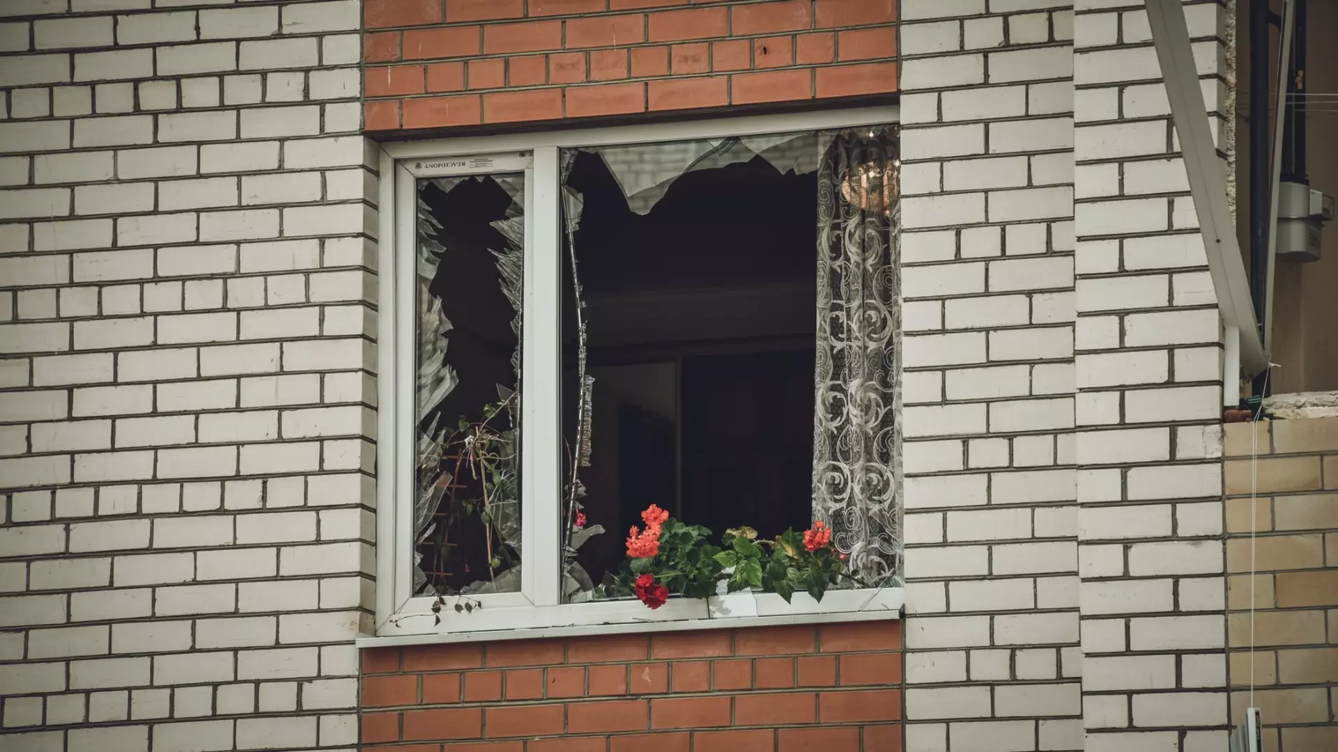 Многоквартирный дом пострадал после атаки беспилотников в Ростовской области