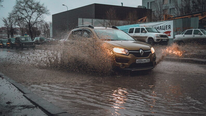 Улица Батуринская в Ростове-на-Дону ушла под воду из-за ливней утром 20 апреля