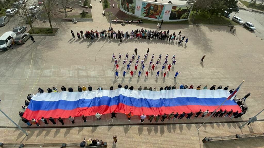 Жители Ростова развернули 30-метровый триколор в честь воссоединения России с Крымом