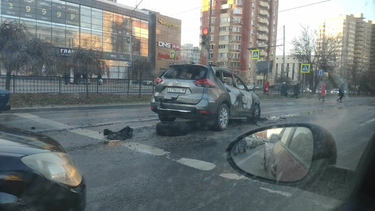 Автомобиль с номерами ДНР сгорел на Королева в Ростове-на-Дону утром 5 декабря