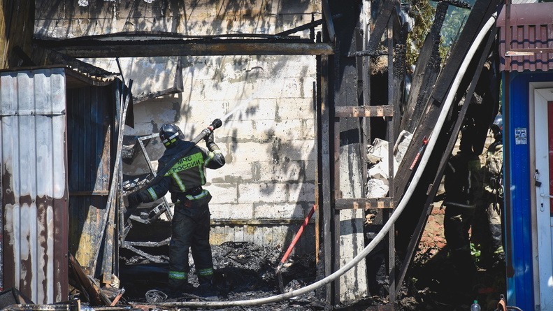 В Таганроге 17 сентября сгорел склад стройматериалов