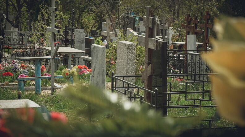 Ритуальщики из Шахт извинились за выброшенные гробы на кладбище