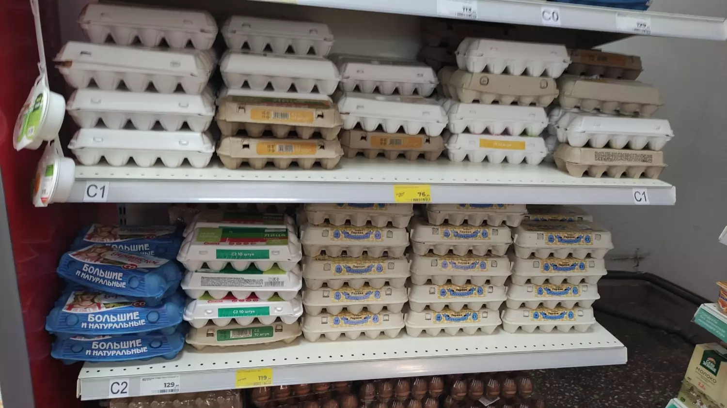 Ассортимент яиц в магазине Ростова. 