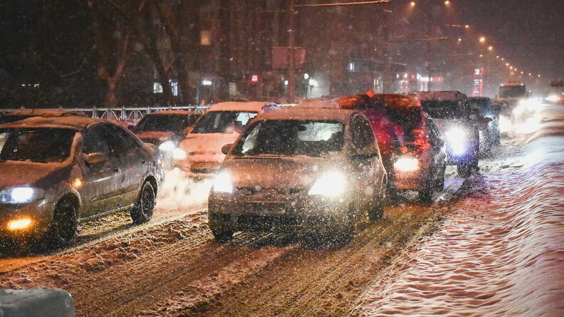 Под Ростовом с перекрытого из-за снега участка М-4 «Дон» эвакуировали 20 человек