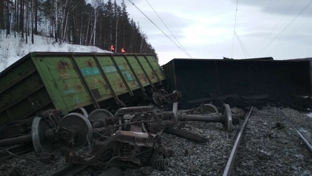 Грузовой локомотив сошел с рельсов в Ростовской области
