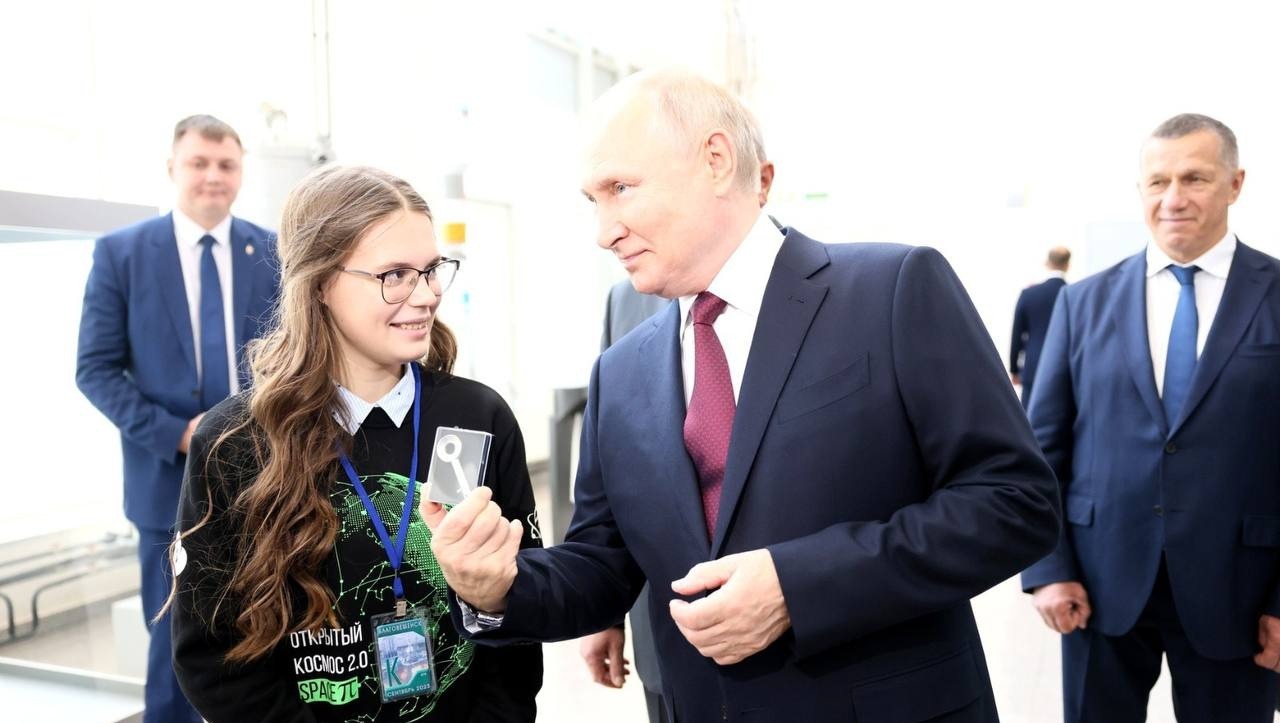 Президент Путин подарил школьнице из Ростова ключ управления пуском ракеты