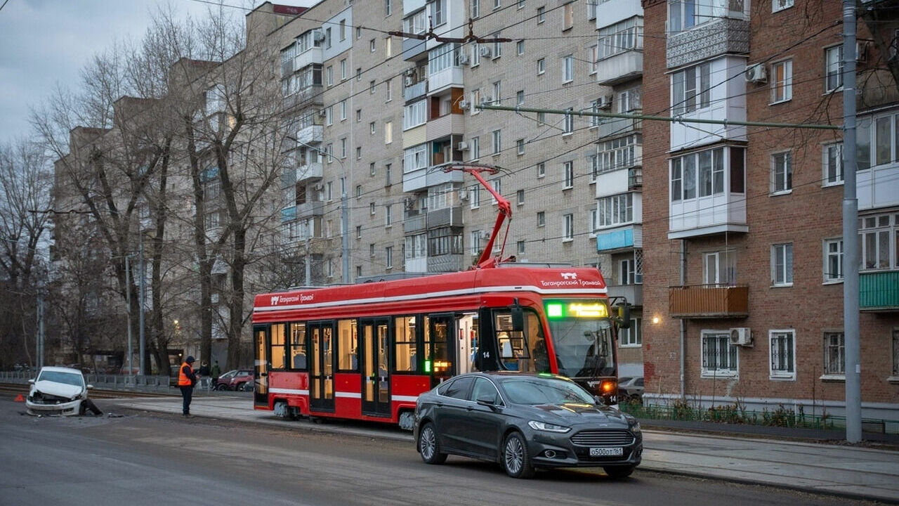 В Таганроге в очередной раз новый трамвай смял легковушку