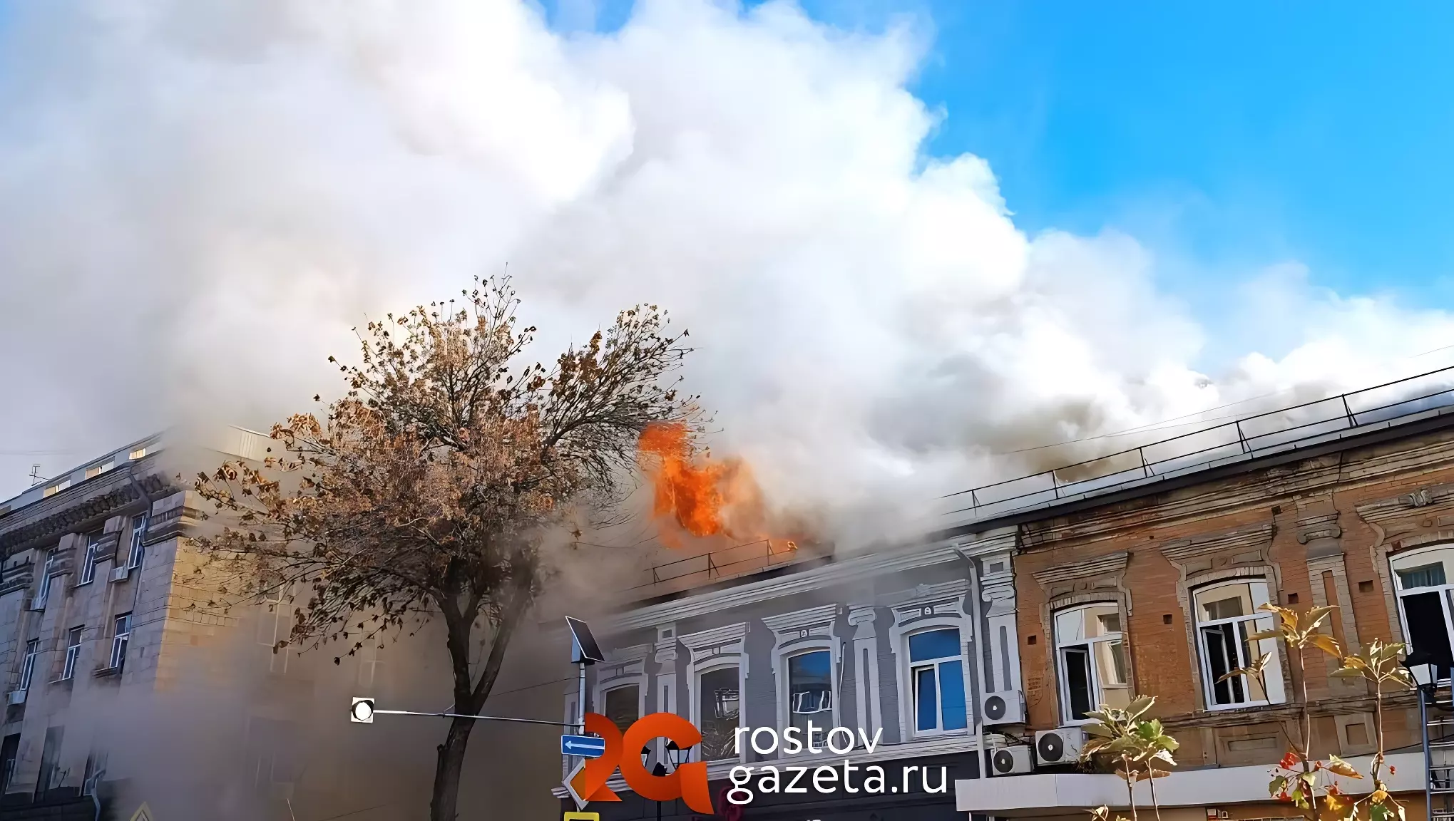 В центре Ростова загорелся дом, построенный в 1879 году