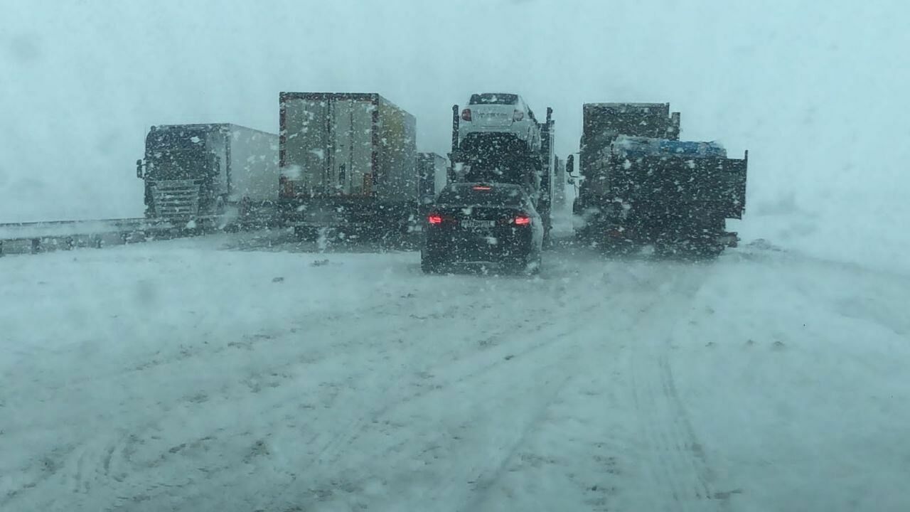 Движение грузовиков ограничили в Ростовской области из-за снегопада 30 марта