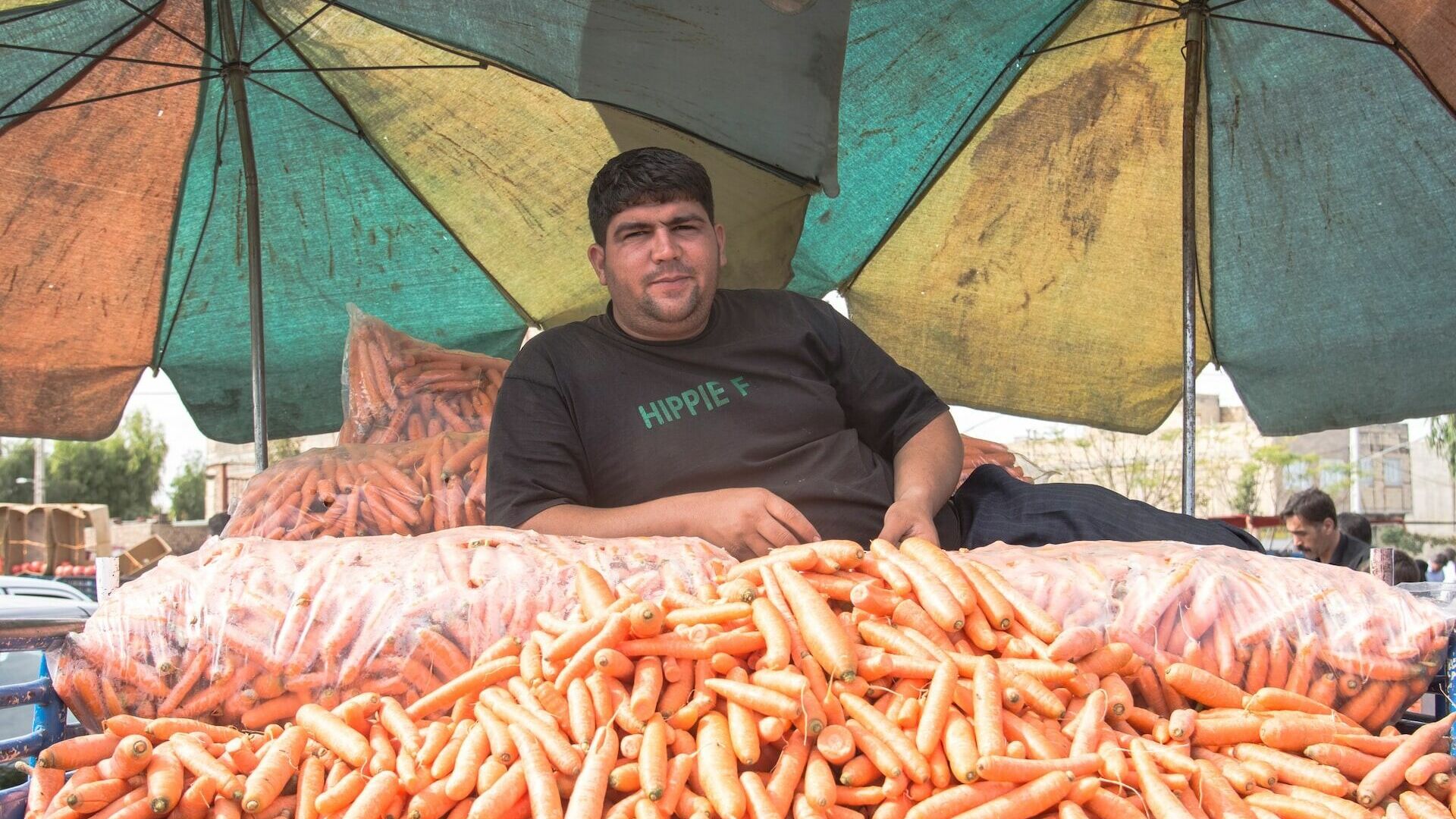 Торговец овощами в Ростове помыл морковку перед продажей прямо в луже