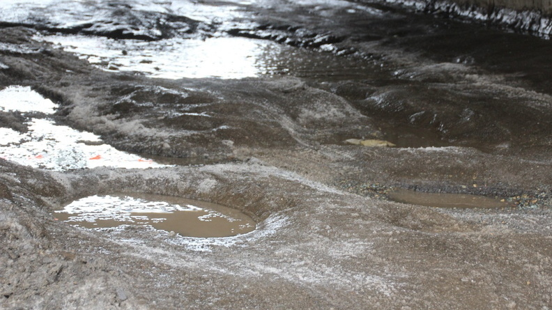 «Газель» частично утонула на дороге в Батайске