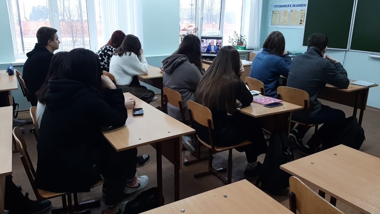 По данным Минобра Ростовской области, в результате нападения никто из детей не пострадал, уроки отменять также не стали.