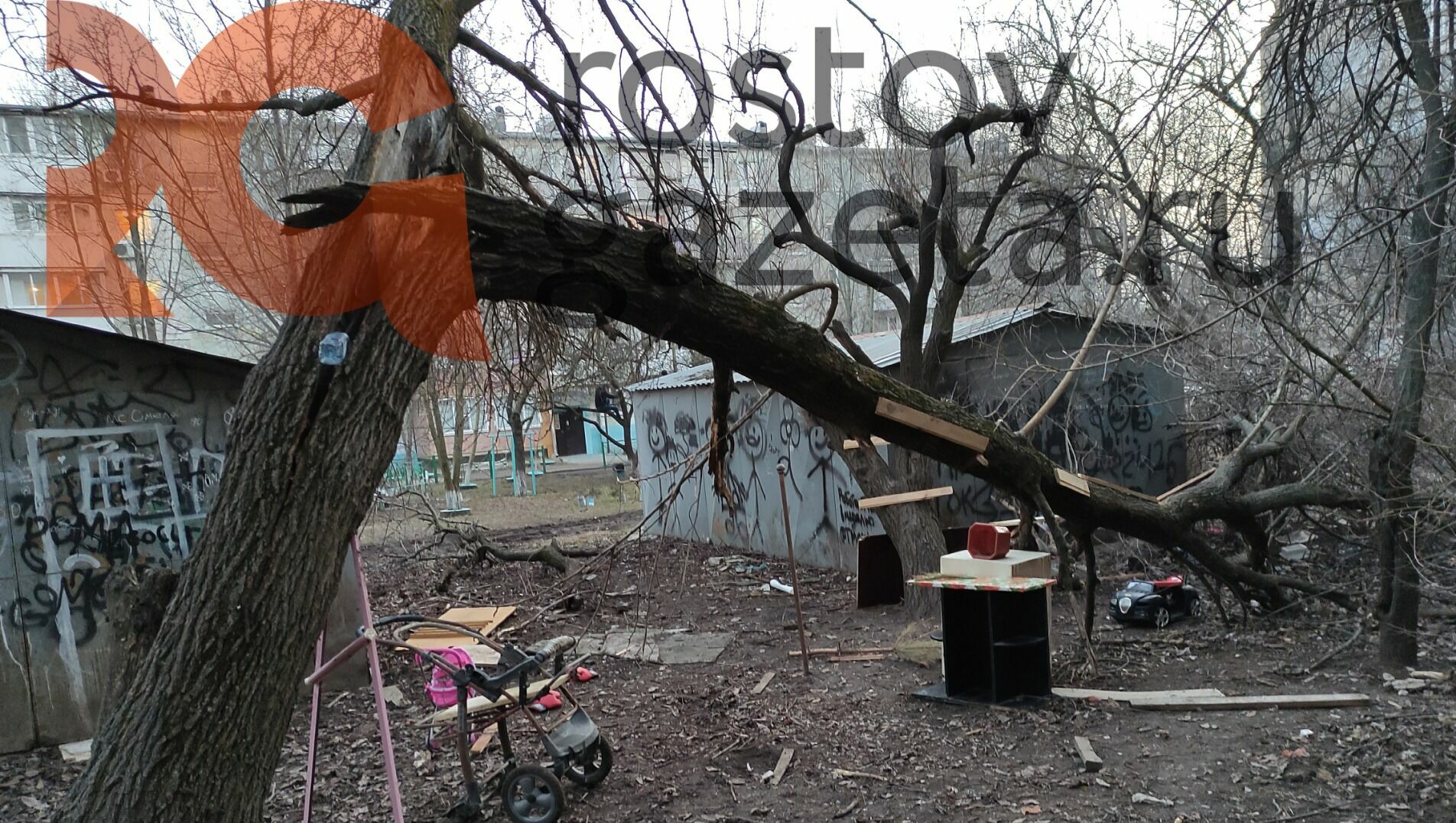 Дворы домов в Ростове на Западном превратили в свалки