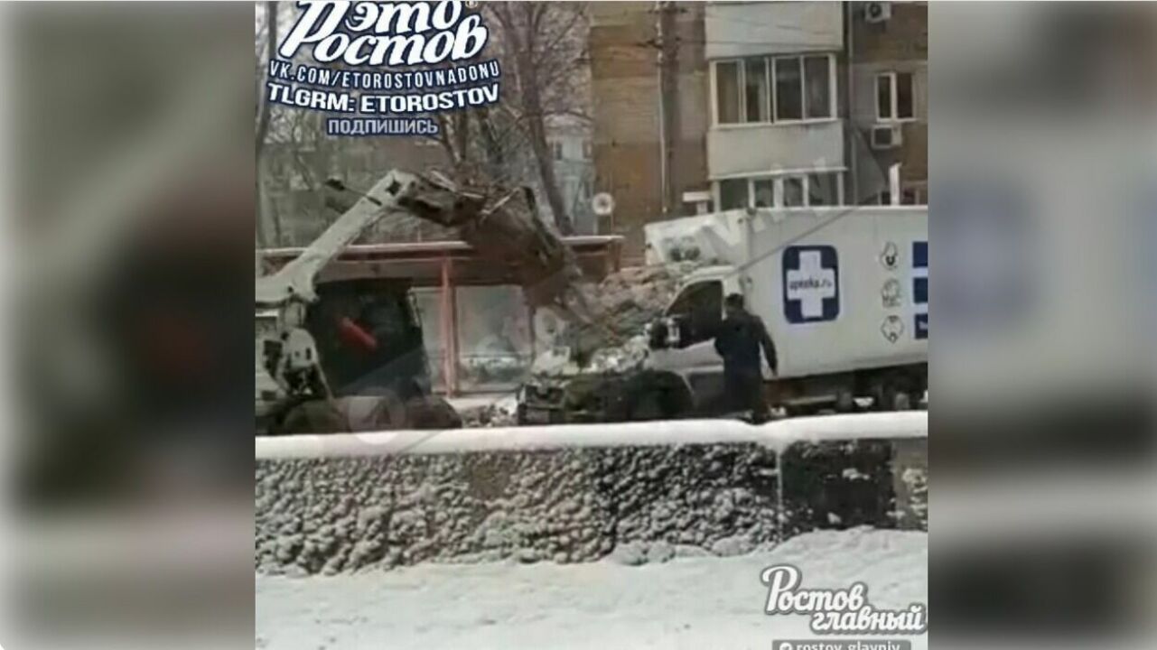Трактор-уборщик в Ростове-на-Дону засыпал снегом «ГАЗель» после ссоры с водителем
