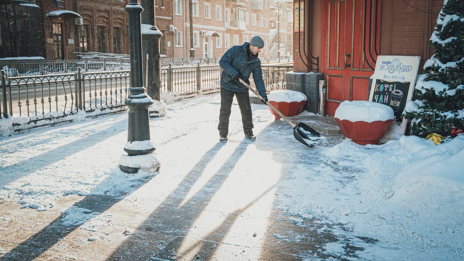 «Когда прекратится это безобразие»: ростовчане пожаловались на уборку улиц от снега
