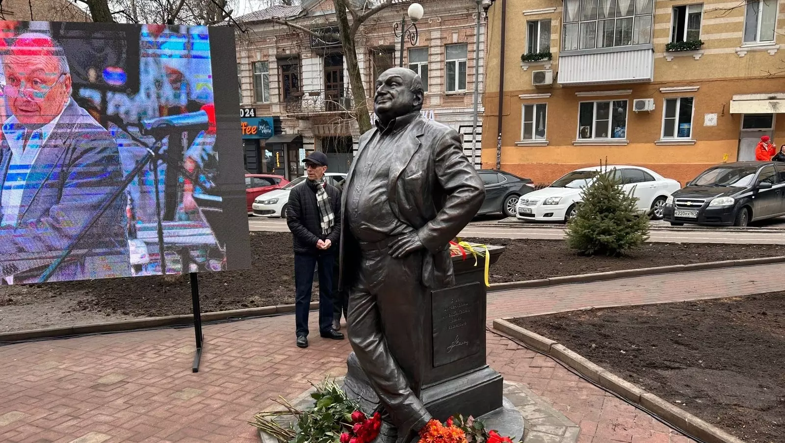 «Не был большим патриотом»: Прилепин раскритиковал памятник Жванецкому в Ростове