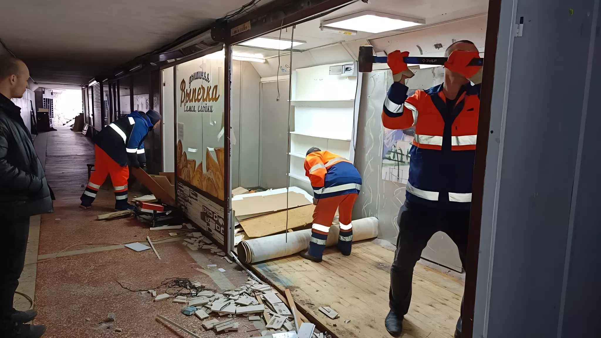 В переходе на Университетском в Ростове демонтировали все ларьки