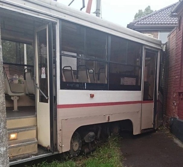 В Ростове на Профсоюзной улице трамвай снова сошел с рельсов и въехал в частный дом. Что стало причиной ДТП, пока неизвестно. 