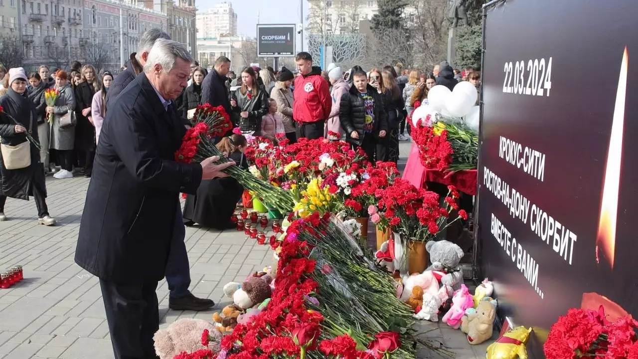 Губернатор в Ростове возложил цветы к мемориалу в память о жертвах теракта