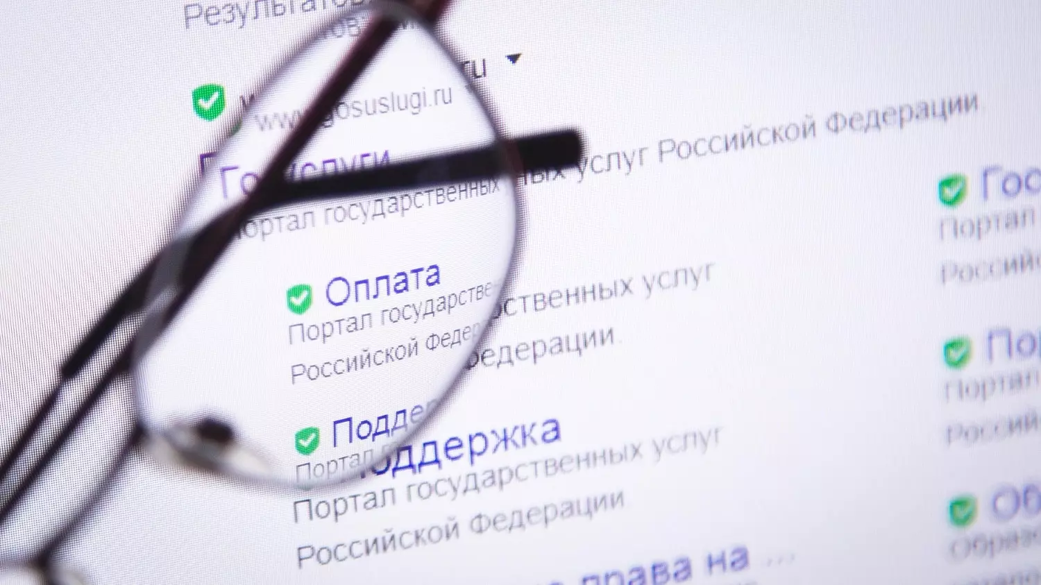 Самым обсуждаемым нововведением, по словам собеседника, является авторизация пользователей на российских сайтах.