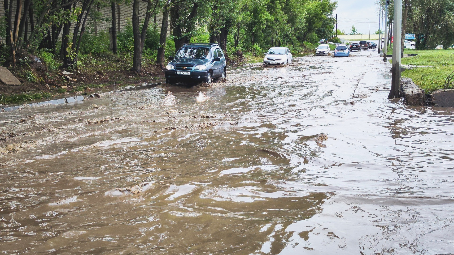 «Дороги больше нет»: Александровку в Ростове затопило после порыва трубы 10 августа