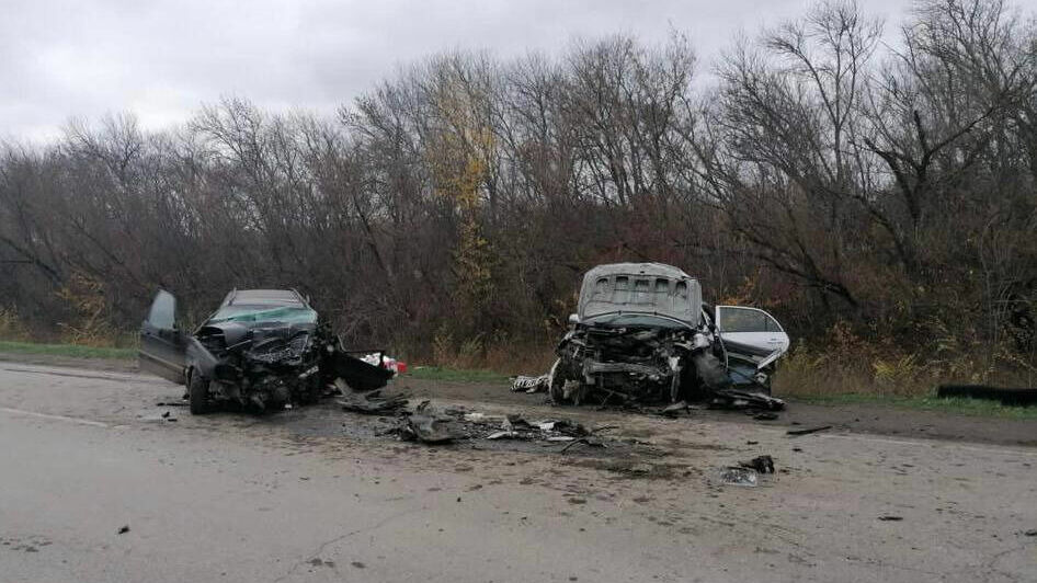 В жутком ДТП в Ростовской области двое погибли, четверых увезли на скорой