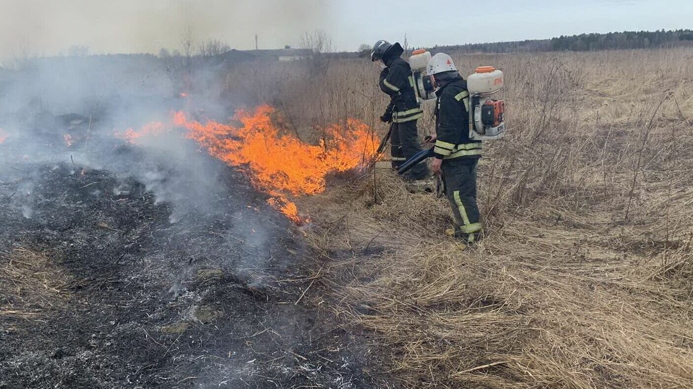 Под Ростовом на Западном шоссе загорелась сухая трава
