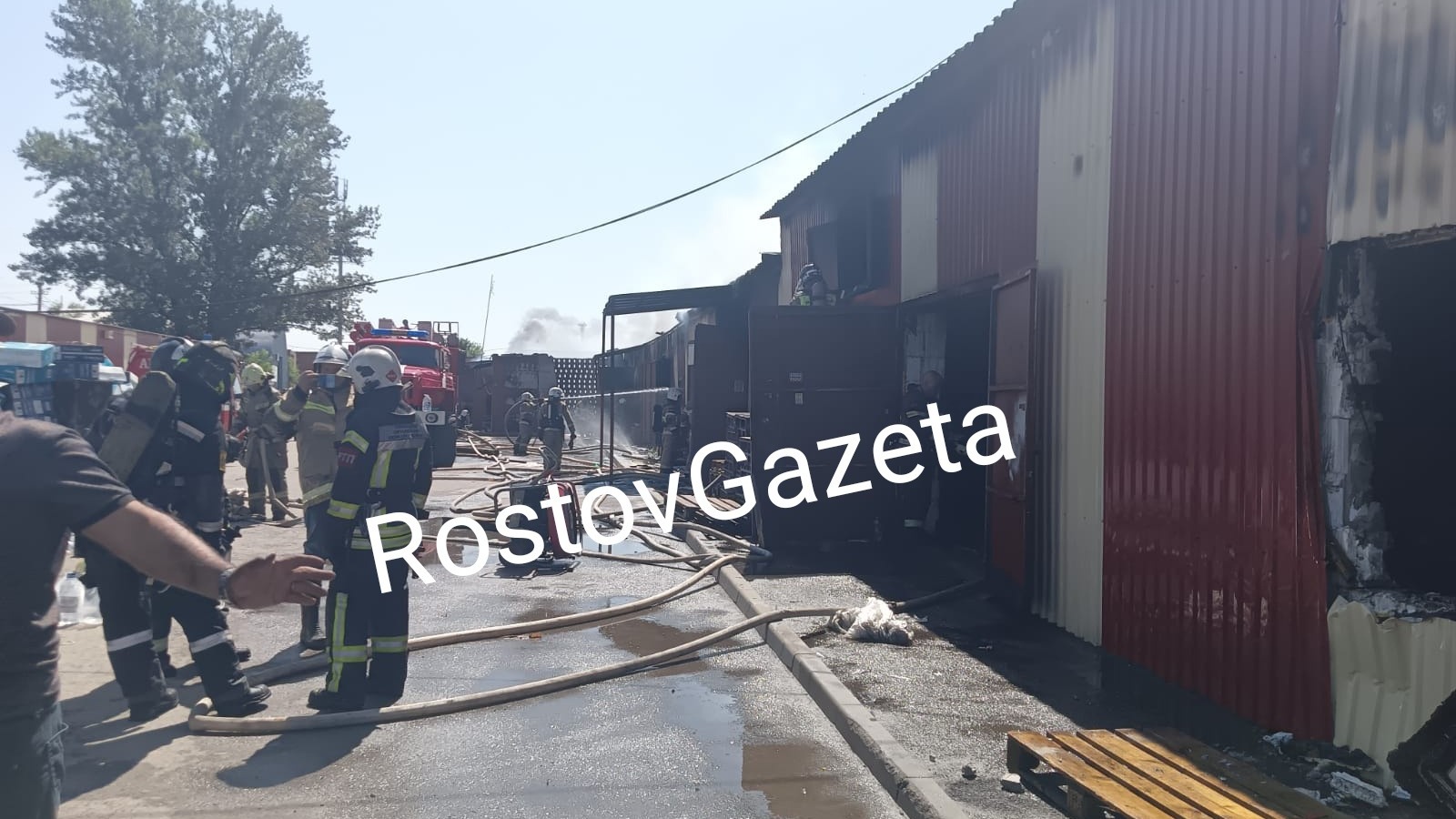 Прокуратура начала проверку из-за крупного пожара на торговой базе под Ростовом
