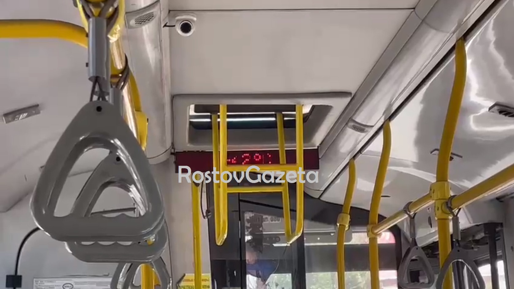 Ростовчане жалуются на жару в +42 градуса в городских автобусах