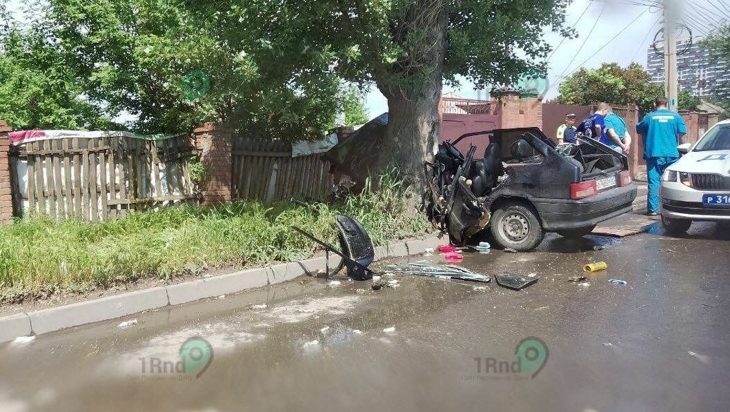 В Ростове 27-летний водитель ВАЗ погиб, врезавшись на Нансена в микроавтобус и дерево