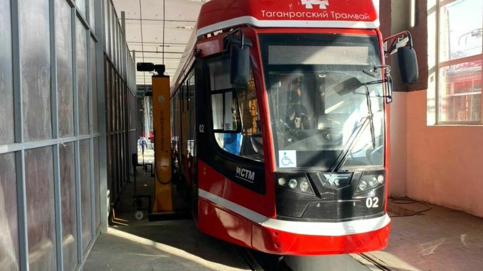 В Таганроге в ДТП пострадал еще один новый красный трамвай