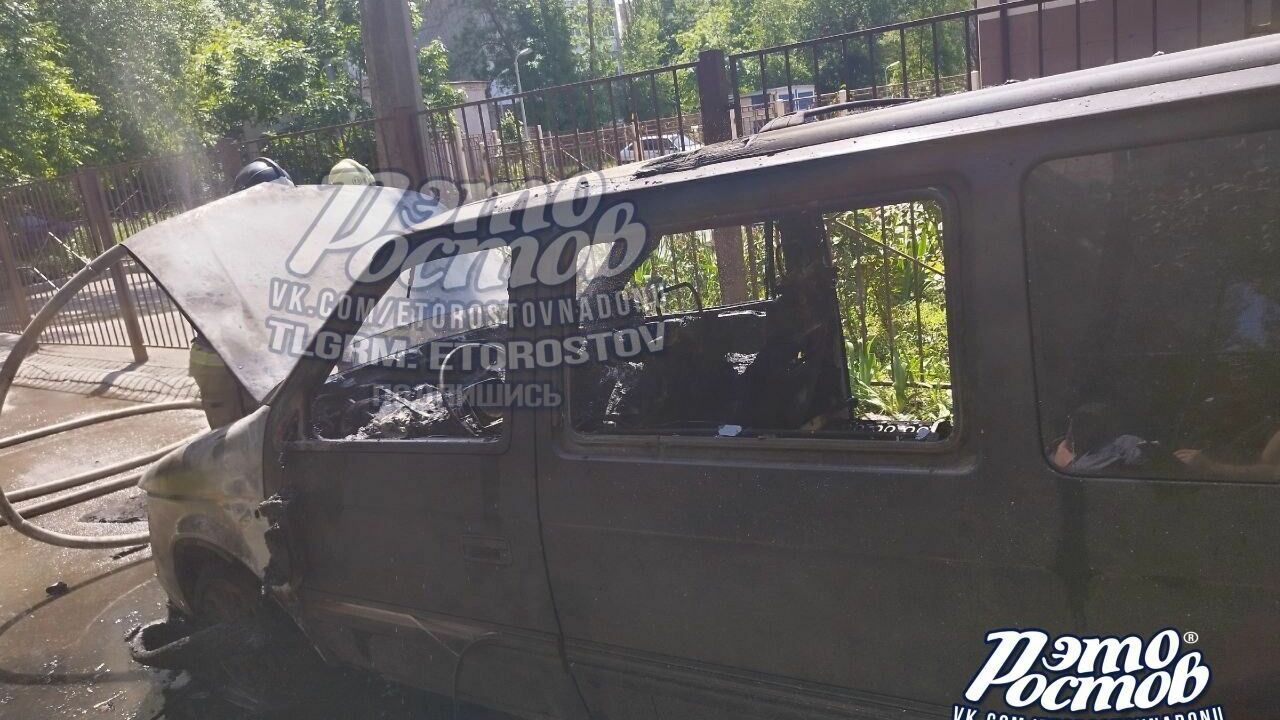 В Ростове-на-Дону у лицея №69 на Ленина взорвался автомобиль днем 18 мая