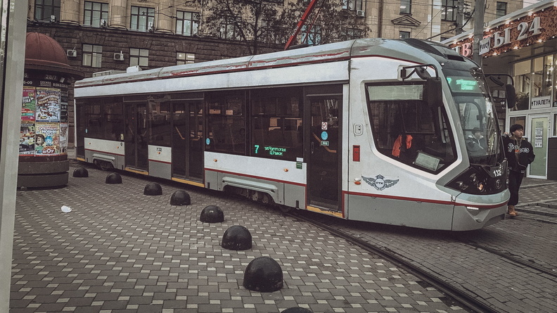 Разъяренный пассажир выломал дверь во время поездки в трамвае в Таганроге