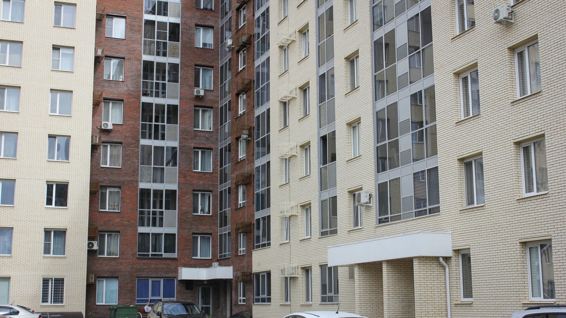 Дети устроили опасные игры на крыше многоэтажного дома в Ростове-на-Дону