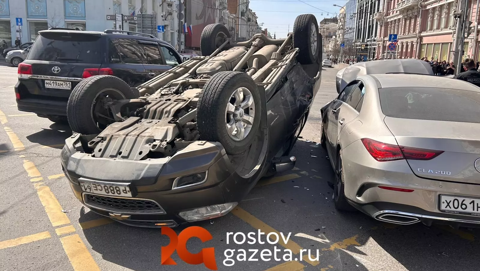 Жесткая авария с троллейбусом и машинами произошла в Ростове-на-Дону 1 апреля