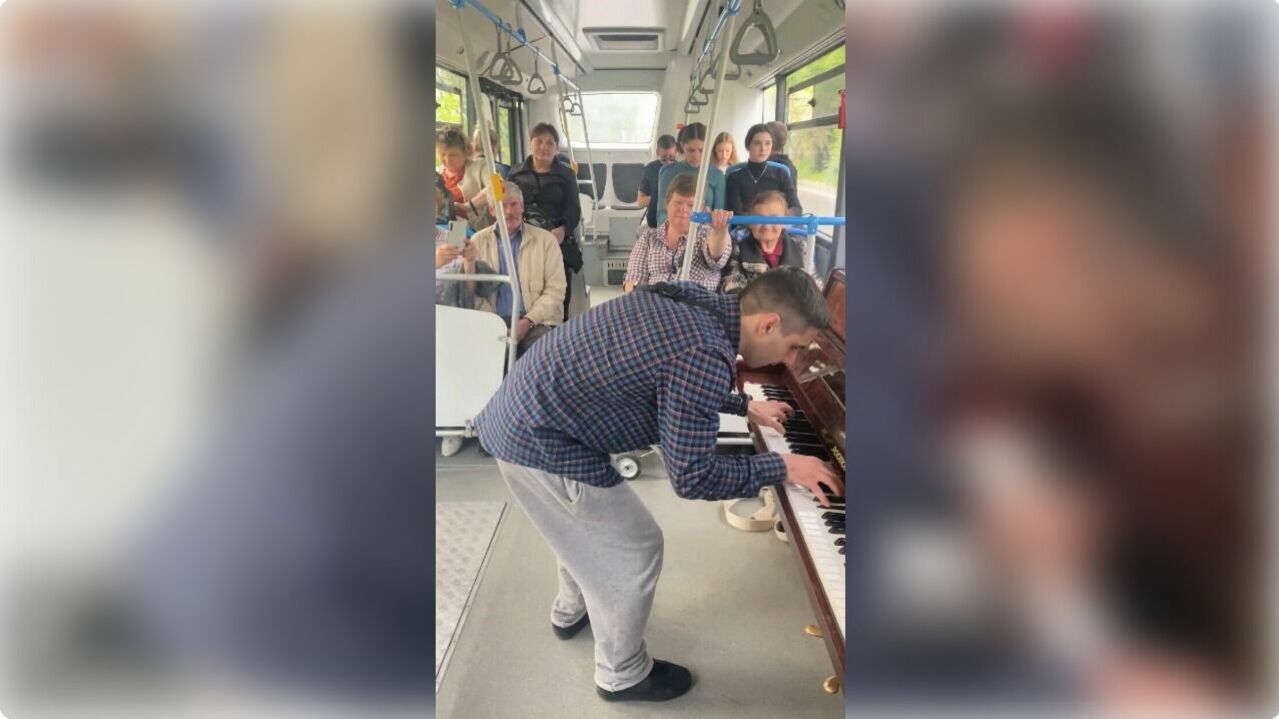 Ростовчанин сыграл на пианино в автобусе и удивил пассажиров