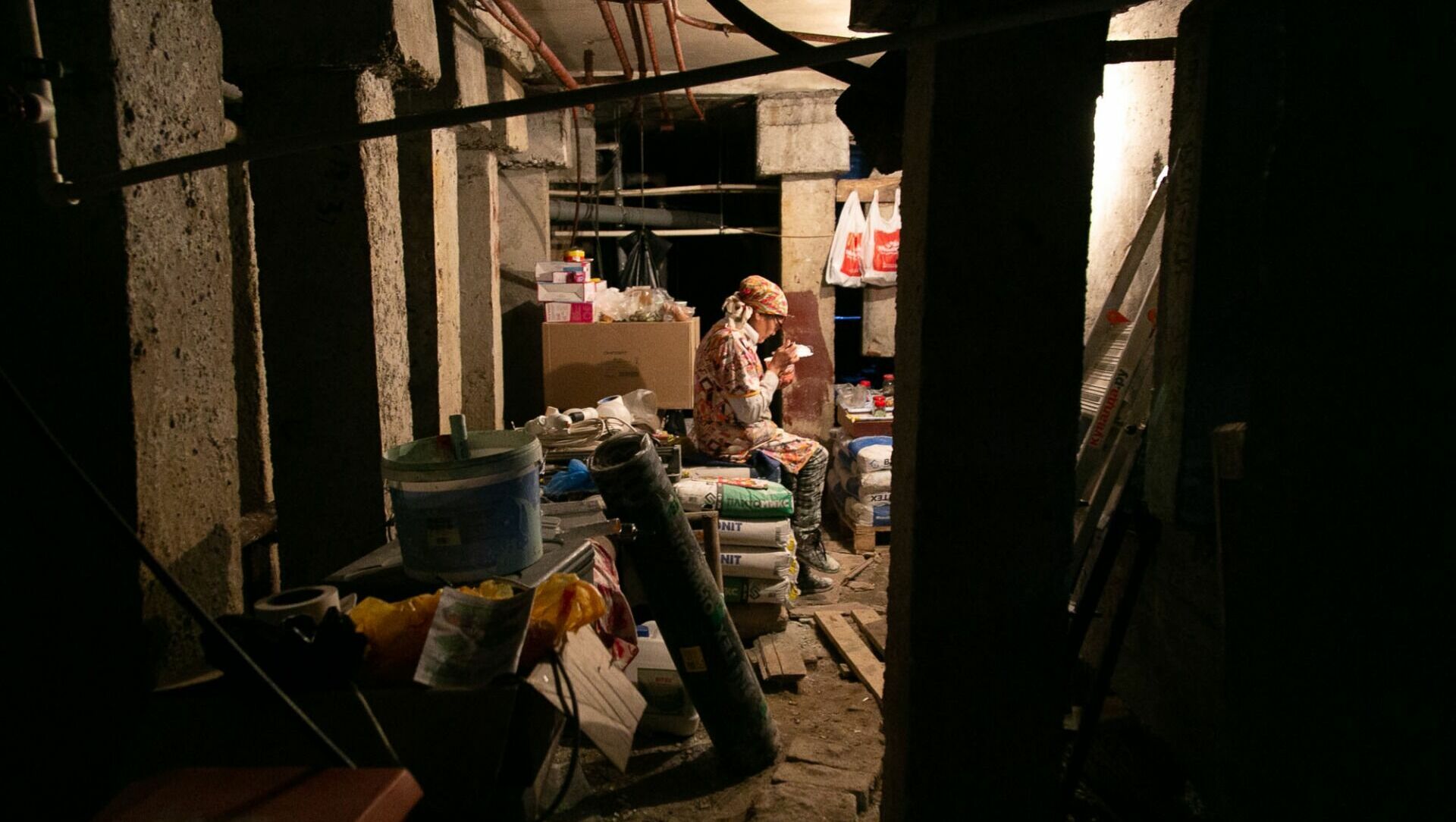 Семья из Батайска оставила хозяйку арендованного дома без солений, денег и вина