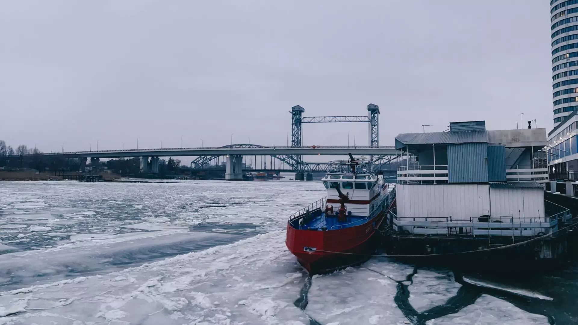 В Таганрогском заливе четырех детей унесло в море на дрейфующей льдине