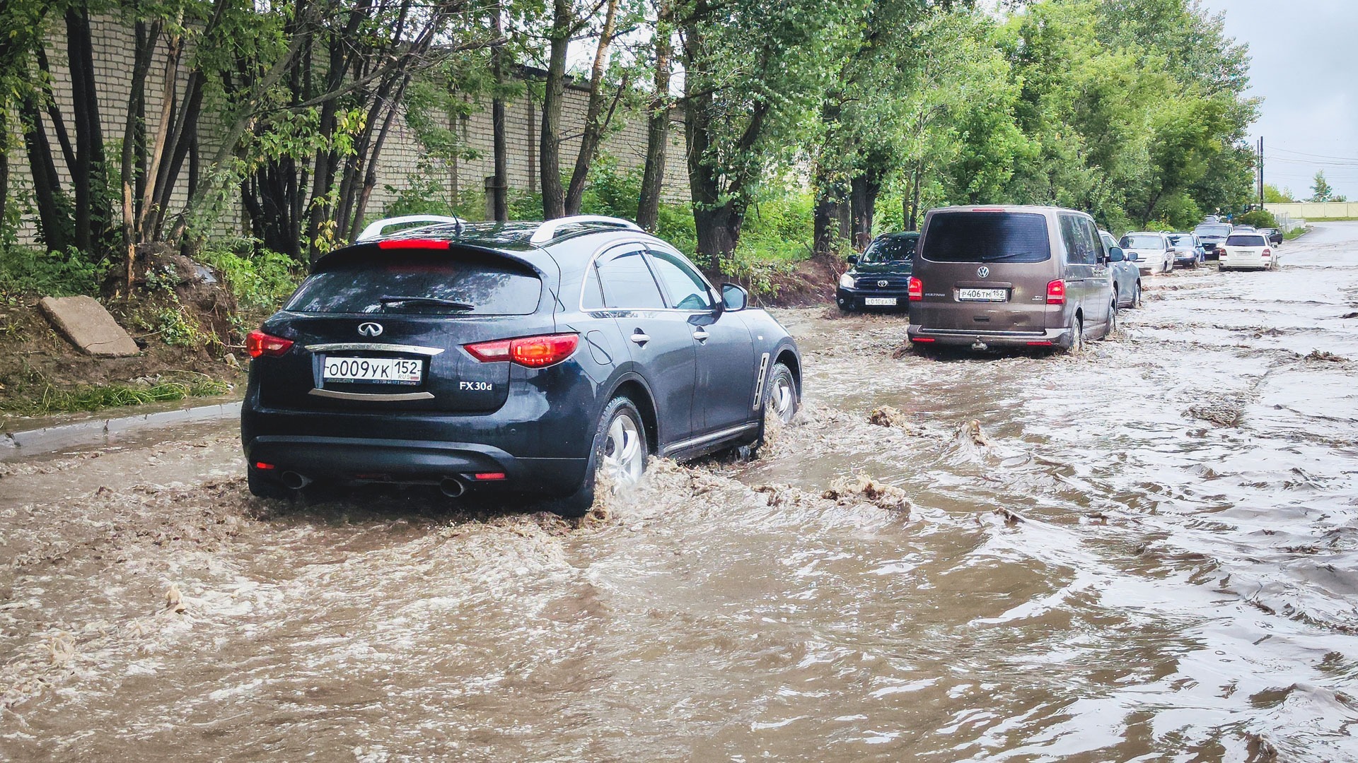 Целебная грязь: По Богатяновскому спуску в Ростове потекли потоки воды цвета фекалий