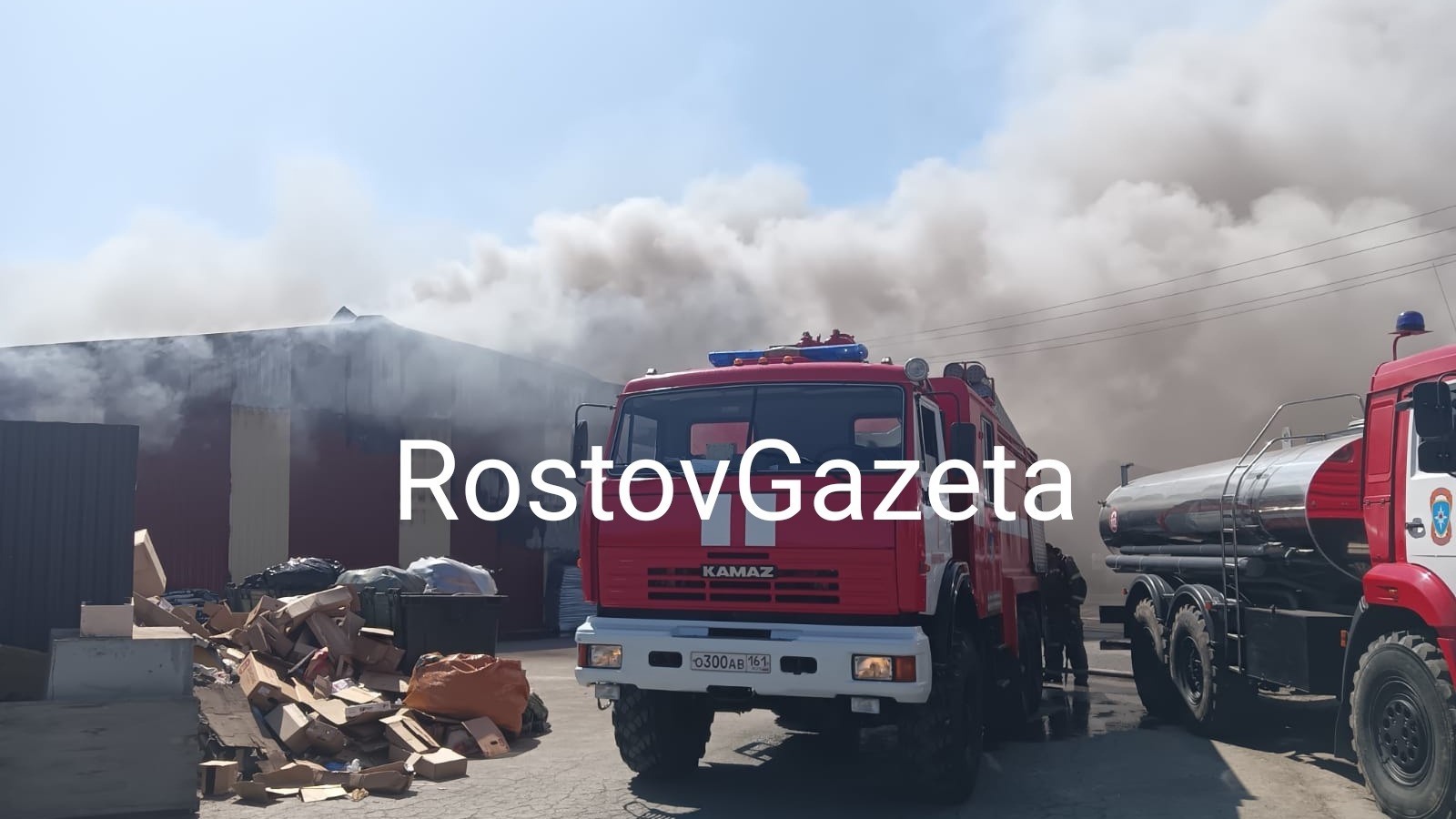 Фоторепортаж с горящей базы электротехники «Альтус» в Ростове 22 июня